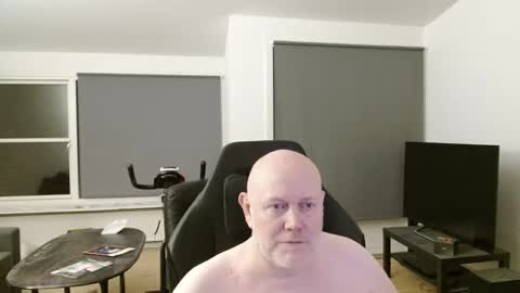 thomash32 online show from 10/11/25, 11:14