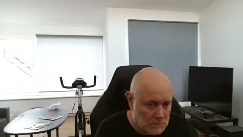 thomash32 online show from 10/18/25, 09:10