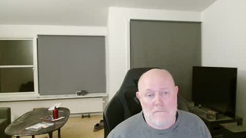 thomash32 online show from 10/24/25, 07:10