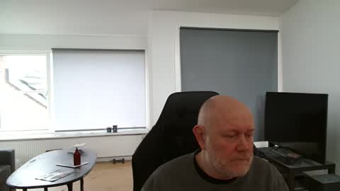 thomash32 online show from 10/25/25, 09:28