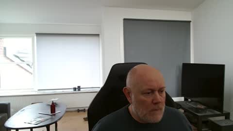 thomash32 online show from 10/26/25, 09:48