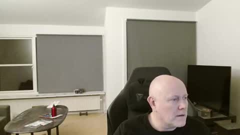 thomash32 online show from 10/30/25, 07:36