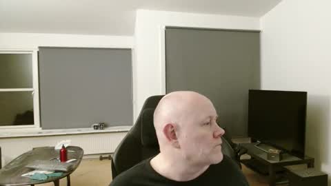 thomash32 online show from 11/03/25, 10:21