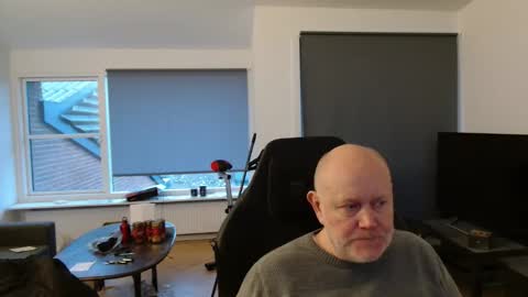 thomash32 online show from 12/17/25, 02:01