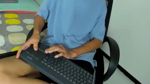 Snapshot of thommy_comp chatting on 02/27/25, 07:44 thommy comp online show from 02/27/25, 07:44