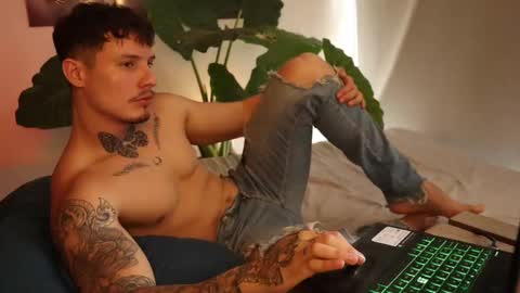 Snapshot of thorclarck_ chatting on 09/11/25, 05:02 Sebastian online show from 09/11/25, 05:02