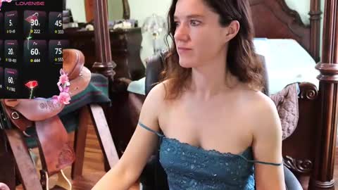 Snapshot of thornbury_rose chatting on 02/27/25, 05:26 ThornburyRose online show from 02/27/25, 05:26