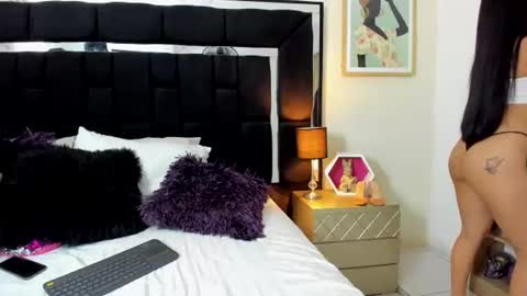 Snapshot of thriana_moon chatting on 07/05/26, 04:30 thriana online show from 07/05/26, 04:30