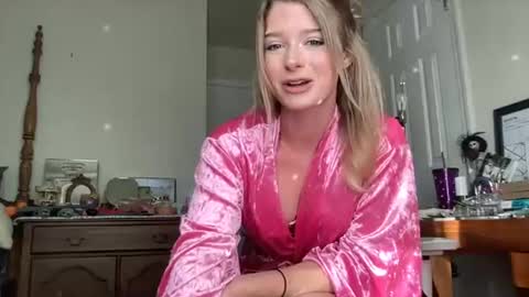 Snapshot of thtqunt chatting on 07/08/26, 10:36 Holly Hills online show from 07/08/26, 10:36