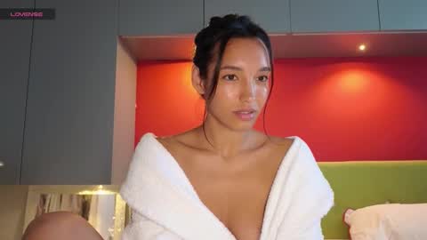 tia_j online show from 09/18/25, 05:53