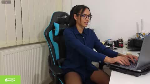 tia_j online show from 11/12/25, 05:02