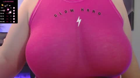Snapshot of tiabellaxxx chatting on 03/06/25, 01:27 Tia Bella online show from 03/06/25, 01:27