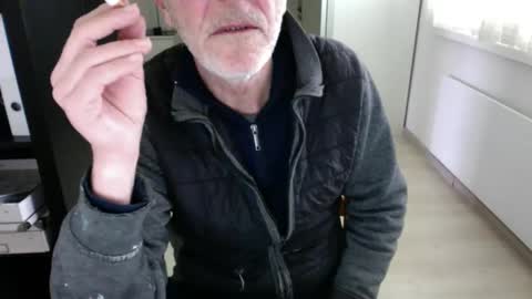 Snapshot of tiburzio chatting on 02/12/25, 11:51 tiburzio online show from 02/12/25, 11:51