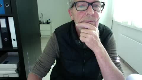 Snapshot of tiburzio chatting on 09/24/25, 09:01 tiburzio online show from 09/24/25, 09:01