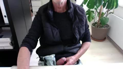 Snapshot of tiburzio chatting on 10/13/25, 12:16 tiburzio online show from 10/13/25, 12:16