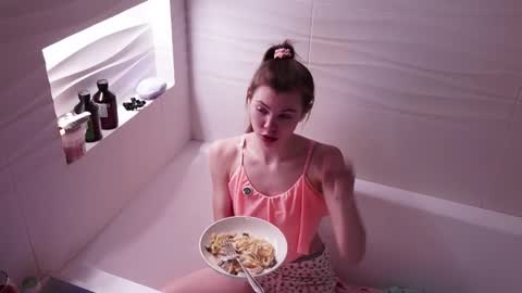 Im here on Fridays Saturdays Sundays  online show from 03/05/26, 08:16