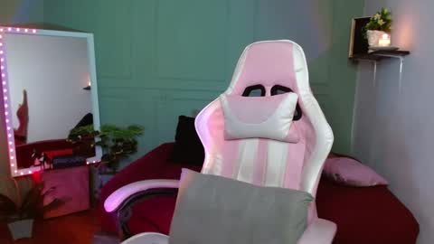 Snapshot of tiffany_laurens chatting on 12/25/24, 08:07 dont forget ask for custom vids online show from 12/25/24, 08:07