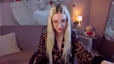 Snapshot of tiffanypeach chatting on 03/25/26, 01:28 tiffanypeach online show from 03/25/26, 01:28