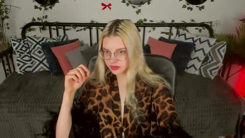 Snapshot of tiffanypeach chatting on 03/26/26, 10:43 tiffanypeach online show from 03/26/26, 10:43