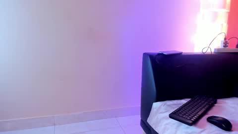 Snapshot of tiffanysuarez_ chatting on 11/25/25, 09:04 Stefany Suarez online show from 11/25/25, 09:04