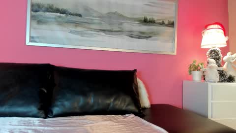 Stefany Suarez online show from 12/17/25, 06:25