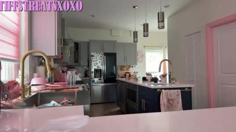 Tiffstreatsxoxo online show from 06/26/26, 05:28