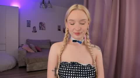 Snapshot of tiffy_fox chatting on 04/19/26, 03:28 Tiffany online show from 04/19/26, 03:28