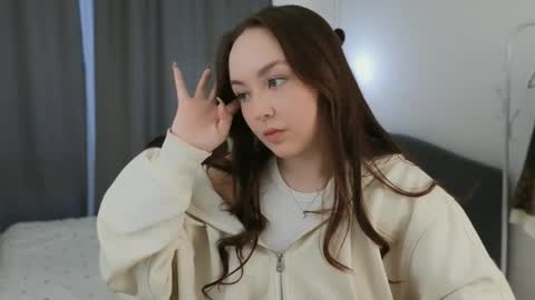 Mia online show from 03/28/26, 01:33