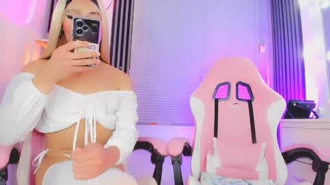 Snapshot of timmy_boyy chatting on 04/19/26, 04:56 Hallie And Annie online show from 04/19/26, 04:56