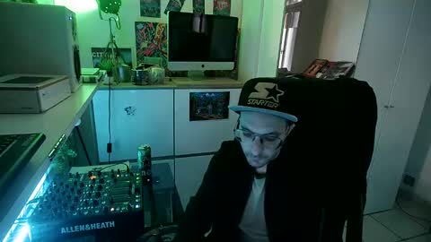 Snapshot of timsfeet chatting on 01/04/25, 01:53 m0rty Kitty online show from 01/04/25, 01:53