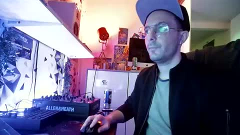 Snapshot of timsfeet chatting on 01/04/25, 04:54 m0rty Kitty online show from 01/04/25, 04:54