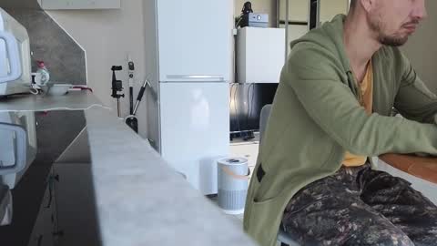 Snapshot of timyan32 chatting on 11/27/25, 08:16 Fillipp Moris online show from 11/27/25, 08:16