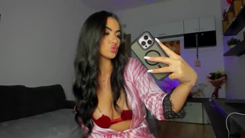 Snapshot of tina_kart3r chatting on 12/15/25, 10:58 Andreea online show from 12/15/25, 10:58