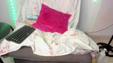 Snapshot of tinas_smith chatting on 06/26/26, 01:37 tinas_smith online show from 06/26/26, 01:37