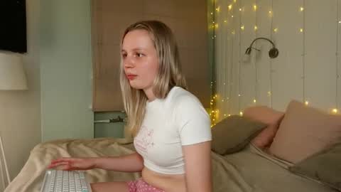 tinasiner online show from 09/19/25, 03:34