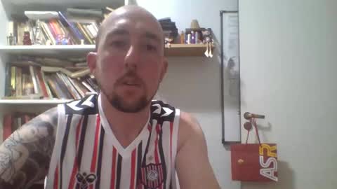 Snapshot of tinchox42 chatting on 10/11/25, 06:45 tinchox42 online show from 10/11/25, 06:45