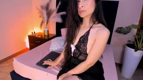 Snapshot of tinnamoon chatting on 03/11/26, 01:44 Tina Moon online show from 03/11/26, 01:44
