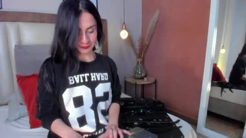Snapshot of tinnamoon chatting on 04/12/26, 12:37 Tina Moon online show from 04/12/26, 12:37