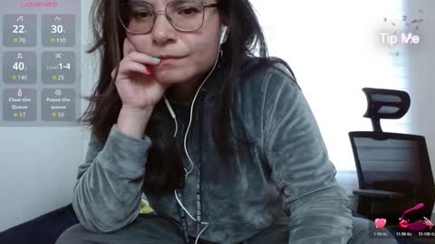 Snapshot of tiny_caroline chatting on 12/17/25, 09:54 Tiny Caroline online show from 12/17/25, 09:54