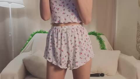 Snapshot of tiny_lilyy chatting on 01/12/26, 06:02 Lily online show from 01/12/26, 06:02