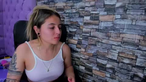 Snapshot of tiny_love_ chatting on 12/19/24, 10:02 tiny online show from 12/19/24, 10:02