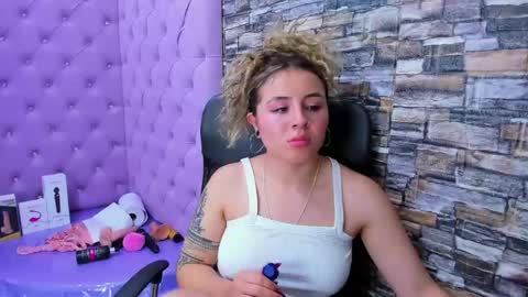 Snapshot of tiny_love_ chatting on 12/21/24, 09:55 tiny online show from 12/21/24, 09:55