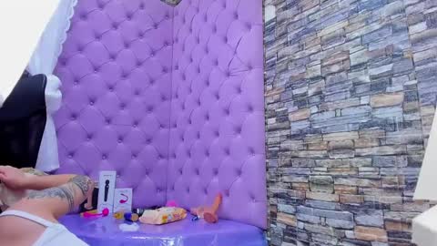 Snapshot of tiny_love_ chatting on 01/14/25, 08:52 tiny online show from 01/14/25, 08:52