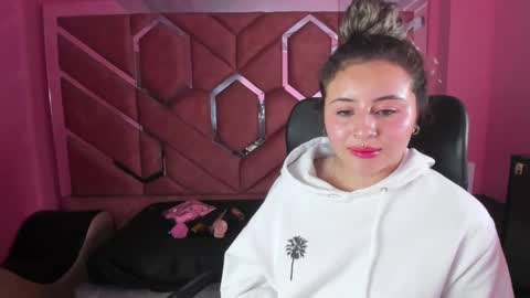 Snapshot of tiny_love_ chatting on 02/06/25, 05:35 tiny online show from 02/06/25, 05:35