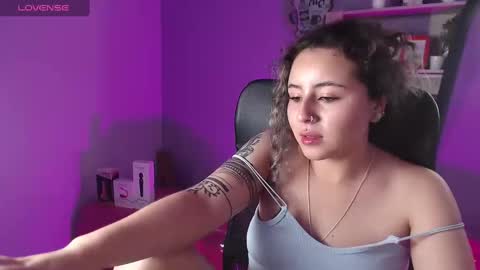 Snapshot of tiny_love_ chatting on 03/08/25, 09:28 tiny online show from 03/08/25, 09:28