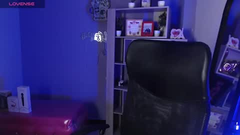 Snapshot of tiny_love_ chatting on 03/11/25, 06:32 tiny online show from 03/11/25, 06:32