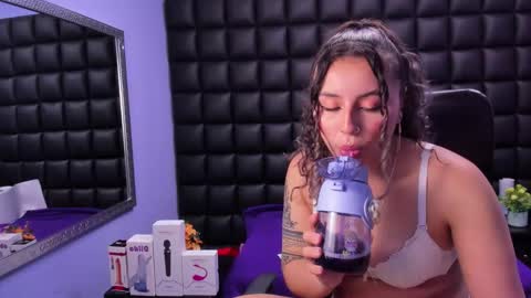 Snapshot of tiny_love_ chatting on 10/10/25, 03:38 tiny online show from 10/10/25, 03:38