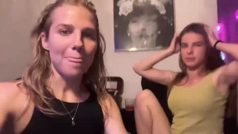 Snapshot of tinyheat chatting on 04/21/26, 12:12 Tiny online show from 04/21/26, 12:12