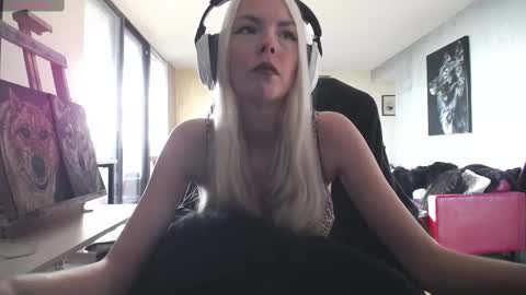 stage Kylie Sinner  brand CLITBAIT online show from 09/14/25, 09:03