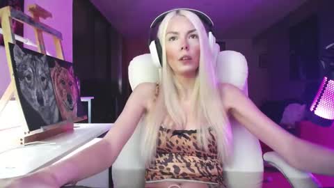 stage Kylie Sinner  brand CLITBAIT online show from 10/02/25, 05:03